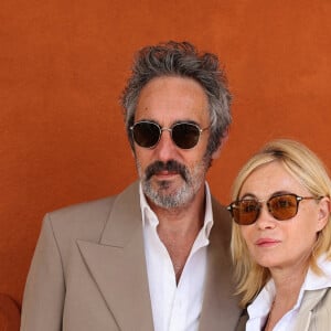 Emmanuelle Béart a posé avec classe au côté de son mari Frédéric Chaudier
Emmanuelle Béart et Frédéric Chaudier lors des Internationaux de France de tennis de Roland Garros 2024 à Paris le 9 juin 2024.