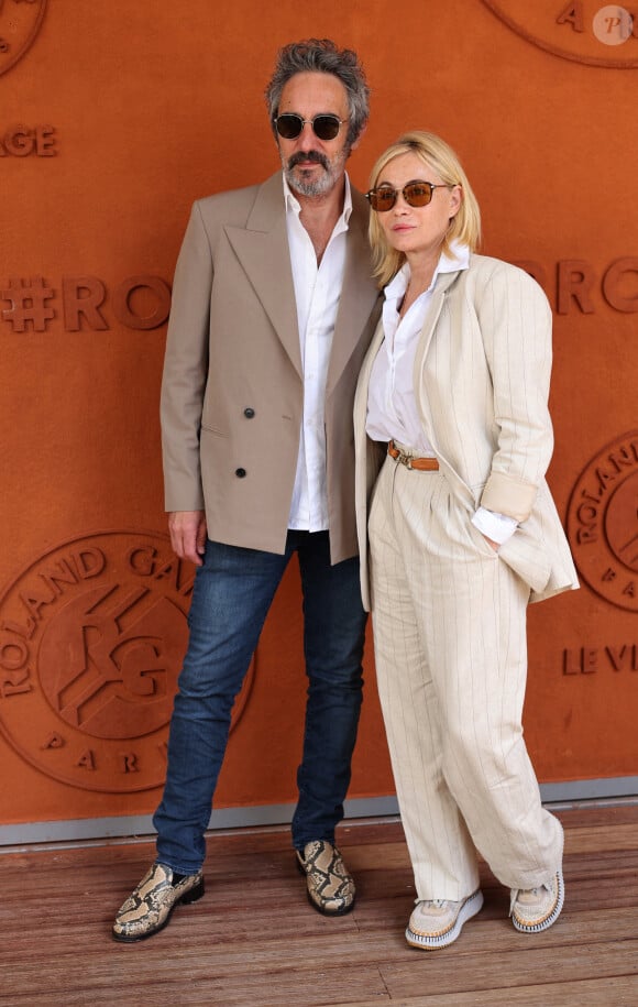 Emmanuelle Béart a posé avec classe au côté de son mari Frédéric Chaudier
Emmanuelle Béart et Frédéric Chaudier lors des Internationaux de France de tennis de Roland Garros 2024 à Paris le 9 juin 2024.