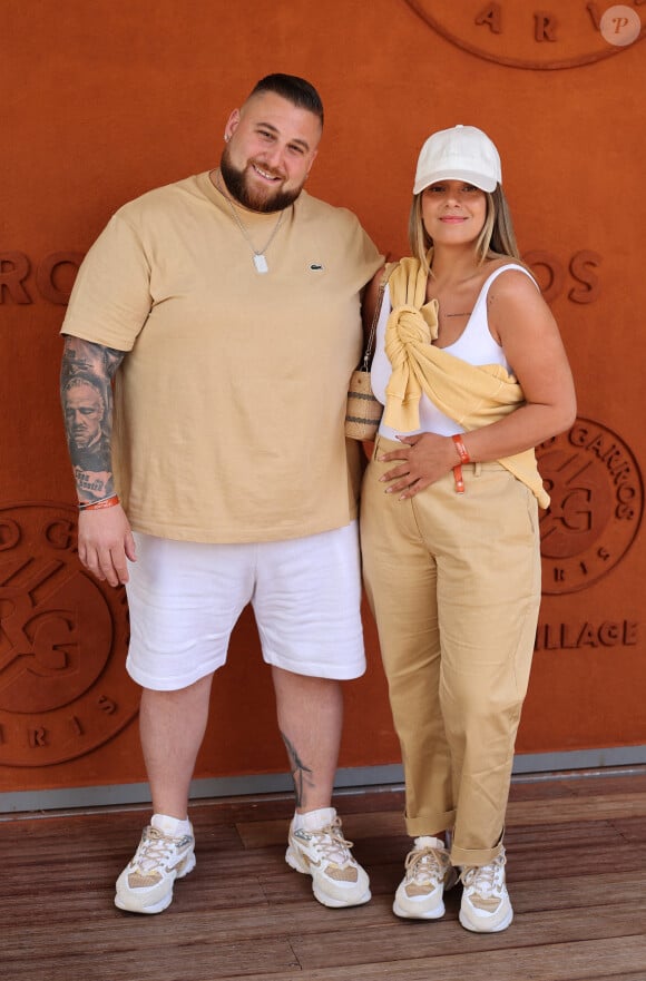 Nico Capone et sa compagne Elisa, enceinte, lors des Internationaux de France de tennis de Roland Garros 2024 à Paris le 9 juin 2024.