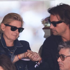 Ils ont aussi passé du temps à discuter, finissant même par se tenir la main comme s'ils venaient de passer un accord.
Bertrand Chameroy, Anne-Elisabeth Lemoine - Célébrités dans les tribunes de la finale homme des Internationaux de France de tennis de Roland Garros 2024 à Paris le 9 juin 2024. © Jacovides-Moreau/Bestimage