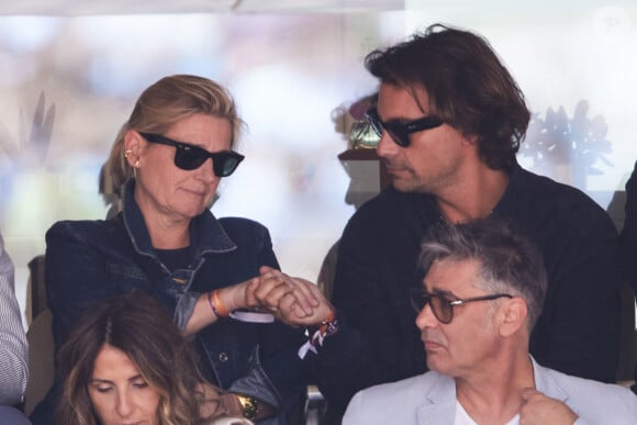 Ils ont aussi passé du temps à discuter, finissant même par se tenir la main comme s'ils venaient de passer un accord.
Bertrand Chameroy, Anne-Elisabeth Lemoine - Célébrités dans les tribunes de la finale homme des Internationaux de France de tennis de Roland Garros 2024 à Paris le 9 juin 2024. © Jacovides-Moreau/Bestimage