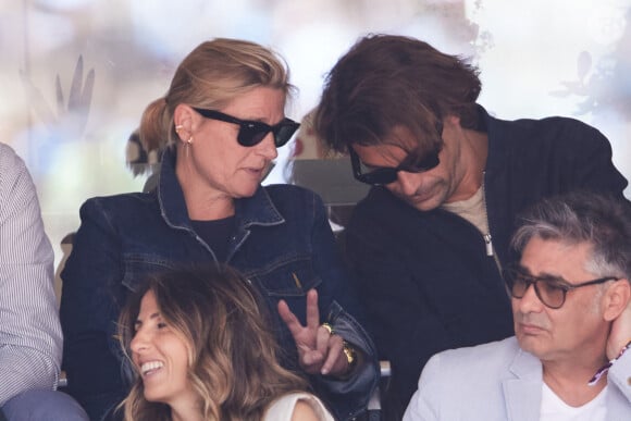 Déjà proches lors des tournages de "C à vous", les journalistes se fréquentent aussi en dehors des plateaux.
Bertrand Chameroy, Anne-Elisabeth Lemoine - Célébrités dans les tribunes de la finale homme des Internationaux de France de tennis de Roland Garros 2024 à Paris le 9 juin 2024. © Jacovides-Moreau/Bestimage