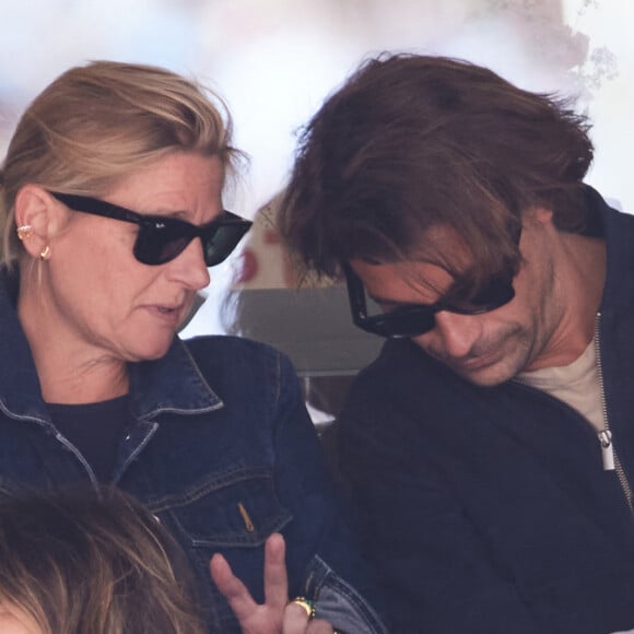 Déjà proches lors des tournages de "C à vous", les journalistes se fréquentent aussi en dehors des plateaux.
Bertrand Chameroy, Anne-Elisabeth Lemoine - Célébrités dans les tribunes de la finale homme des Internationaux de France de tennis de Roland Garros 2024 à Paris le 9 juin 2024. © Jacovides-Moreau/Bestimage