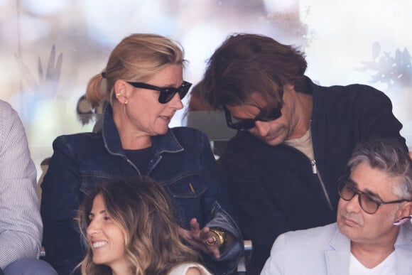 Dimanche 9 juin, ils sont justement apparus très complices dans les tribunes de Roland-Garros...
Bertrand Chameroy, Anne-Elisabeth Lemoine - Célébrités dans les tribunes de la finale homme des Internationaux de France de tennis de Roland Garros 2024 à Paris le 9 juin 2024. © Jacovides-Moreau/Bestimage