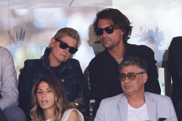 Des images qui devraient relancer les rumeurs les disant en couple.
Bertrand Chameroy, Anne-Elisabeth Lemoine - Célébrités dans les tribunes de la finale homme des Internationaux de France de tennis de Roland Garros 2024 à Paris le 9 juin 2024. © Jacovides-Moreau/Bestimage