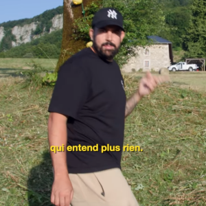 Christophe Durand, le maire de Malleval-en-Vercors, petit village de montagne niché à 1 200 mètres d'altitude, lequel sert de décor au long métrage, se rappelle même que l'humoriste, comédien et réalisateur a eu "le souffle coupé". 

Artus sur le tournage du film "Un p'tit truc en plus"