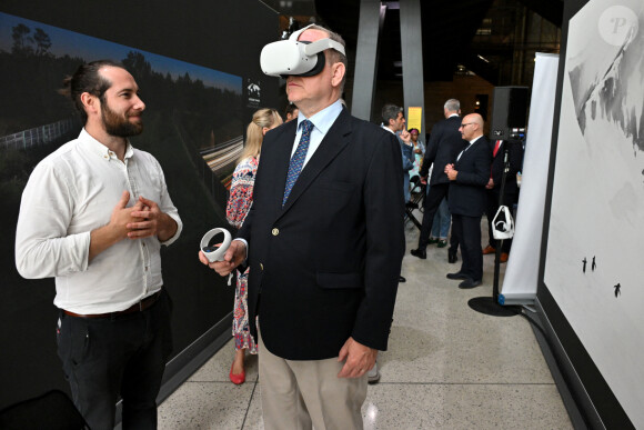 Albert de Monaco s'est même prêté au jeu de la réalité virtuelle !
Exclusif - Le prince Albert II de Monaco, en cette journée mondiale des océans, le 8 juin 2024, est venu découvrir les différents ateliers installés dans la gare de Monaco, par l'association "Nous les Ambitieuses", qui a initié, dans sa mission jeunesse, depuis septembre 2023, un concours d'écriture et de dessins avec pour thème "Préserver nos ressources, Ambitions Citoyennes et Environnementales". Avec des participants dans le monde entier, aujourd'hui, ceux sont des jeunes de Menton, Monaco, Toulon, Nice et Fréjus qui sont venus animés cet espace dédié à la mer. Aujourd'hui l'association a dévoilé 50 lauréats qui seront rejoints par 50 anutrs qui seront annoncés en juin 2025, les 100 lauréats seront exposés en Principauté dès le 8 juin 2025, dans le cadre du sommet mondial de l'Océan qui se tiendra à Nice. Ce concours est ouvert par tranches d'âges, toutes les classes de français dans le monde peuvent y participer. Avec comme parrain le biologiste photographe Laurent Ballesta et comme directeur artistique l'artiste plasticien Ylan Anoufa, connu pour ses scuptures "Bear" de toutes tailles et taguées en fonction du message à faire passer et de l'inspiration de l'artiste. Pour l'occasion, il a offert à Monaco une sculpture qui a été inaugurée par le prince souverain et qui sera installé à ll'école FANB de Monaco jusqu'à la fin du concours. Le prince Albert II de Monaco est l'ambassadeur de cette action pour l'internationale © Bruno Bebert / Bestimage. 