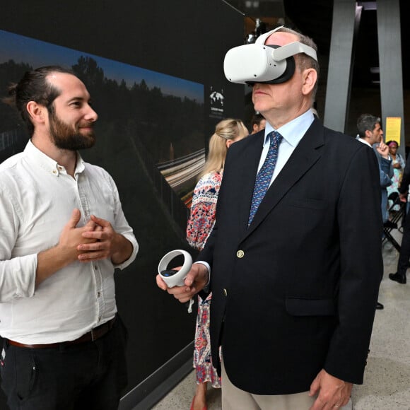 Albert de Monaco s'est même prêté au jeu de la réalité virtuelle !
Exclusif - Le prince Albert II de Monaco, en cette journée mondiale des océans, le 8 juin 2024, est venu découvrir les différents ateliers installés dans la gare de Monaco, par l'association "Nous les Ambitieuses", qui a initié, dans sa mission jeunesse, depuis septembre 2023, un concours d'écriture et de dessins avec pour thème "Préserver nos ressources, Ambitions Citoyennes et Environnementales". Avec des participants dans le monde entier, aujourd'hui, ceux sont des jeunes de Menton, Monaco, Toulon, Nice et Fréjus qui sont venus animés cet espace dédié à la mer. Aujourd'hui l'association a dévoilé 50 lauréats qui seront rejoints par 50 anutrs qui seront annoncés en juin 2025, les 100 lauréats seront exposés en Principauté dès le 8 juin 2025, dans le cadre du sommet mondial de l'Océan qui se tiendra à Nice. Ce concours est ouvert par tranches d'âges, toutes les classes de français dans le monde peuvent y participer. Avec comme parrain le biologiste photographe Laurent Ballesta et comme directeur artistique l'artiste plasticien Ylan Anoufa, connu pour ses scuptures "Bear" de toutes tailles et taguées en fonction du message à faire passer et de l'inspiration de l'artiste. Pour l'occasion, il a offert à Monaco une sculpture qui a été inaugurée par le prince souverain et qui sera installé à ll'école FANB de Monaco jusqu'à la fin du concours. Le prince Albert II de Monaco est l'ambassadeur de cette action pour l'internationale © Bruno Bebert / Bestimage. 