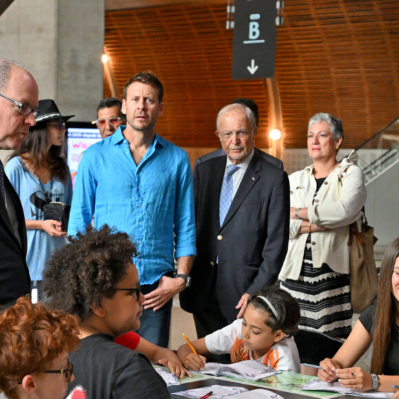 Exclusif - Le prince Albert II de Monaco, en cette journée mondiale des océans, le 8 juin 2024, est venu découvrir les différents ateliers installés dans la gare de Monaco, par l'association "Nous les Ambitieuses", qui a initié, dans sa mission jeunesse, depuis septembre 2023, un concours d'écriture et de dessins avec pour thème "Préserver nos ressources, Ambitions Citoyennes et Environnementales". Avec des participants dans le monde entier, aujourd'hui, ceux sont des jeunes de Menton, Monaco, Toulon, Nice et Fréjus qui sont venus animés cet espace dédié à la mer. Aujourd'hui l'association a dévoilé 50 lauréats qui seront rejoints par 50 anutrs qui seront annoncés en juin 2025, les 100 lauréats seront exposés en Principauté dès le 8 juin 2025, dans le cadre du sommet mondial de l'Océan qui se tiendra à Nice. Ce concours est ouvert par tranches d'âges, toutes les classes de français dans le monde peuvent y participer. Avec comme parrain le biologiste photographe Laurent Ballesta et comme directeur artistique l'artiste plasticien Ylan Anoufa, connu pour ses scuptures "Bear" de toutes tailles et taguées en fonction du message à faire passer et de l'inspiration de l'artiste. Pour l'occasion, il a offert à Monaco une sculpture qui a été inaugurée par le prince souverain et qui sera installé à ll'école FANB de Monaco jusqu'à la fin du concours. Le prince Albert II de Monaco est l'ambassadeur de cette action pour l'internationale © Bruno Bebert / Bestimage. 