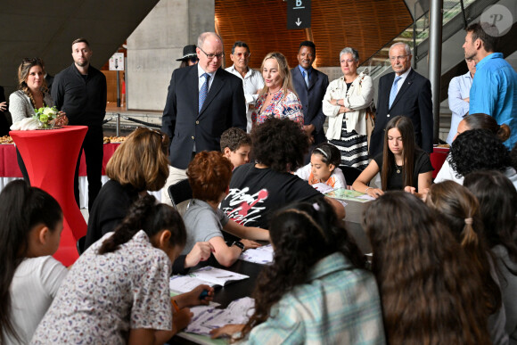 Exclusif - Le prince Albert II de Monaco, en cette journée mondiale des océans, le 8 juin 2024, est venu découvrir les différents ateliers installés dans la gare de Monaco, par l'association "Nous les Ambitieuses", qui a initié, dans sa mission jeunesse, depuis septembre 2023, un concours d'écriture et de dessins avec pour thème "Préserver nos ressources, Ambitions Citoyennes et Environnementales". Avec des participants dans le monde entier, aujourd'hui, ceux sont des jeunes de Menton, Monaco, Toulon, Nice et Fréjus qui sont venus animés cet espace dédié à la mer. Aujourd'hui l'association a dévoilé 50 lauréats qui seront rejoints par 50 anutrs qui seront annoncés en juin 2025, les 100 lauréats seront exposés en Principauté dès le 8 juin 2025, dans le cadre du sommet mondial de l'Océan qui se tiendra à Nice. Ce concours est ouvert par tranches d'âges, toutes les classes de français dans le monde peuvent y participer. Avec comme parrain le biologiste photographe Laurent Ballesta et comme directeur artistique l'artiste plasticien Ylan Anoufa, connu pour ses scuptures "Bear" de toutes tailles et taguées en fonction du message à faire passer et de l'inspiration de l'artiste. Pour l'occasion, il a offert à Monaco une sculpture qui a été inaugurée par le prince souverain et qui sera installé à ll'école FANB de Monaco jusqu'à la fin du concours. Le prince Albert II de Monaco est l'ambassadeur de cette action pour l'internationale © Bruno Bebert / Bestimage. 