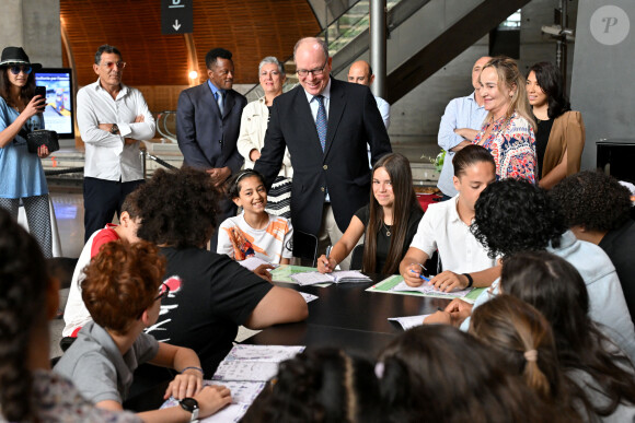 Pas de train à prendre pour le prince héritier mais beaucoup de jeunes à rencontrer et d'ateliers à observer 
Exclusif - Le prince Albert II de Monaco, en cette journée mondiale des océans, le 8 juin 2024, est venu découvrir les différents ateliers installés dans la gare de Monaco, par l'association "Nous les Ambitieuses", qui a initié, dans sa mission jeunesse, depuis septembre 2023, un concours d'écriture et de dessins avec pour thème "Préserver nos ressources, Ambitions Citoyennes et Environnementales". Avec des participants dans le monde entier, aujourd'hui, ceux sont des jeunes de Menton, Monaco, Toulon, Nice et Fréjus qui sont venus animés cet espace dédié à la mer. Aujourd'hui l'association a dévoilé 50 lauréats qui seront rejoints par 50 anutrs qui seront annoncés en juin 2025, les 100 lauréats seront exposés en Principauté dès le 8 juin 2025, dans le cadre du sommet mondial de l'Océan qui se tiendra à Nice. Ce concours est ouvert par tranches d'âges, toutes les classes de français dans le monde peuvent y participer. Avec comme parrain le biologiste photographe Laurent Ballesta et comme directeur artistique l'artiste plasticien Ylan Anoufa, connu pour ses scuptures "Bear" de toutes tailles et taguées en fonction du message à faire passer et de l'inspiration de l'artiste. Pour l'occasion, il a offert à Monaco une sculpture qui a été inaugurée par le prince souverain et qui sera installé à ll'école FANB de Monaco jusqu'à la fin du concours. Le prince Albert II de Monaco est l'ambassadeur de cette action pour l'internationale © Bruno Bebert / Bestimage. 