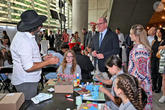 Exclusif - Le prince Albert II de Monaco, en cette journée mondiale des océans, le 8 juin 2024, est venu découvrir les différents ateliers installés dans la gare de Monaco, par l'association "Nous les Ambitieuses", qui a initié, dans sa mission jeunesse, depuis septembre 2023, un concours d'écriture et de dessins avec pour thème "Préserver nos ressources, Ambitions Citoyennes et Environnementales". Avec des participants dans le monde entier, aujourd'hui, ceux sont des jeunes de Menton, Monaco, Toulon, Nice et Fréjus qui sont venus animés cet espace dédié à la mer. Aujourd'hui l'association a dévoilé 50 lauréats qui seront rejoints par 50 anutrs qui seront annoncés en juin 2025, les 100 lauréats seront exposés en Principauté dès le 8 juin 2025, dans le cadre du sommet mondial de l'Océan qui se tiendra à Nice. Ce concours est ouvert par tranches d'âges, toutes les classes de français dans le monde peuvent y participer. Avec comme parrain le biologiste photographe Laurent Ballesta et comme directeur artistique l'artiste plasticien Ylan Anoufa, connu pour ses scuptures "Bear" de toutes tailles et taguées en fonction du message à faire passer et de l'inspiration de l'artiste. Pour l'occasion, il a offert à Monaco une sculpture qui a été inaugurée par le prince souverain et qui sera installé à ll'école FANB de Monaco jusqu'à la fin du concours. Le prince Albert II de Monaco est l'ambassadeur de cette action pour l'internationale © Bruno Bebert / Bestimage. 