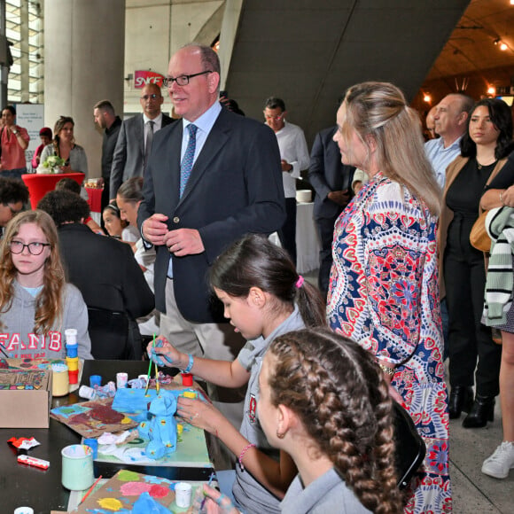 Exclusif - Le prince Albert II de Monaco, en cette journée mondiale des océans, le 8 juin 2024, est venu découvrir les différents ateliers installés dans la gare de Monaco, par l'association "Nous les Ambitieuses", qui a initié, dans sa mission jeunesse, depuis septembre 2023, un concours d'écriture et de dessins avec pour thème "Préserver nos ressources, Ambitions Citoyennes et Environnementales". Avec des participants dans le monde entier, aujourd'hui, ceux sont des jeunes de Menton, Monaco, Toulon, Nice et Fréjus qui sont venus animés cet espace dédié à la mer. Aujourd'hui l'association a dévoilé 50 lauréats qui seront rejoints par 50 anutrs qui seront annoncés en juin 2025, les 100 lauréats seront exposés en Principauté dès le 8 juin 2025, dans le cadre du sommet mondial de l'Océan qui se tiendra à Nice. Ce concours est ouvert par tranches d'âges, toutes les classes de français dans le monde peuvent y participer. Avec comme parrain le biologiste photographe Laurent Ballesta et comme directeur artistique l'artiste plasticien Ylan Anoufa, connu pour ses scuptures "Bear" de toutes tailles et taguées en fonction du message à faire passer et de l'inspiration de l'artiste. Pour l'occasion, il a offert à Monaco une sculpture qui a été inaugurée par le prince souverain et qui sera installé à ll'école FANB de Monaco jusqu'à la fin du concours. Le prince Albert II de Monaco est l'ambassadeur de cette action pour l'internationale © Bruno Bebert / Bestimage. 