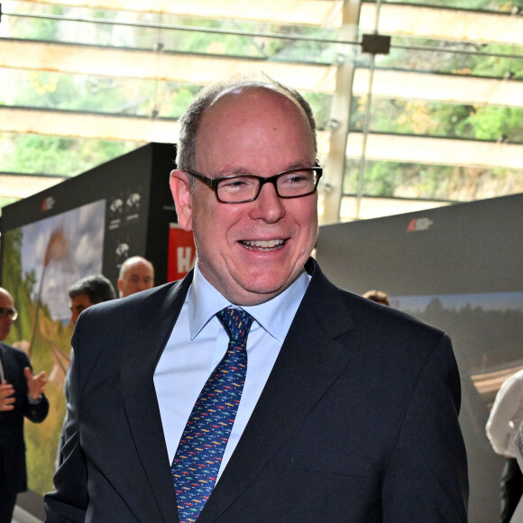 Le prince Albert s'est rendu dans le hall de la gare de Monaco
Exclusif - Le prince Albert II de Monaco, en cette journée mondiale des océans, est venu découvrir les différents ateliers installés dans la gare de Monaco, par l'association "Nous les Ambitieuses", qui a initié, dans sa mission jeunesse, un concours d'écriture et de dessins avec pour thème "Préserver nos ressources, Ambitions Citoyennes et Environnementales".  © Bruno Bebert / Bestimage. 