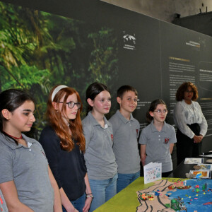 Des jeunes de tout âge, tout horizon, peuvent prendre à un concours ayant pour thème "Préserver nos ressources, Ambitions Citoyennes et Environnementales"
Exclusif - Le prince Albert II de Monaco, en cette journée mondiale des océans, le 8 juin 2024, est venu découvrir les différents ateliers installés dans la gare de Monaco, par l'association "Nous les Ambitieuses", qui a initié, dans sa mission jeunesse, depuis septembre 2023, un concours d'écriture et de dessins avec pour thème "Préserver nos ressources, Ambitions Citoyennes et Environnementales". Avec des participants dans le monde entier, aujourd'hui, ceux sont des jeunes de Menton, Monaco, Toulon, Nice et Fréjus qui sont venus animés cet espace dédié à la mer. Aujourd'hui l'association a dévoilé 50 lauréats qui seront rejoints par 50 anutrs qui seront annoncés en juin 2025, les 100 lauréats seront exposés en Principauté dès le 8 juin 2025, dans le cadre du sommet mondial de l'Océan qui se tiendra à Nice. Ce concours est ouvert par tranches d'âges, toutes les classes de français dans le monde peuvent y participer. Avec comme parrain le biologiste photographe Laurent Ballesta et comme directeur artistique l'artiste plasticien Ylan Anoufa, connu pour ses scuptures "Bear" de toutes tailles et taguées en fonction du message à faire passer et de l'inspiration de l'artiste. Pour l'occasion, il a offert à Monaco une sculpture qui a été inaugurée par le prince souverain et qui sera installé à ll'école FANB de Monaco jusqu'à la fin du concours. Le prince Albert II de Monaco est l'ambassadeur de cette action pour l'internationale © Bruno Bebert / Bestimage. 