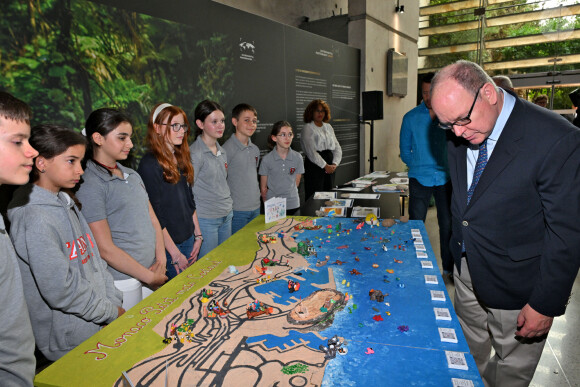 Des jeunes de tout âge, tout horizon, peuvent prendre à un concours ayant pour thème "Préserver nos ressources, Ambitions Citoyennes et Environnementales"
Exclusif - Le prince Albert II de Monaco, en cette journée mondiale des océans, le 8 juin 2024, est venu découvrir les différents ateliers installés dans la gare de Monaco, par l'association "Nous les Ambitieuses", qui a initié, dans sa mission jeunesse, depuis septembre 2023, un concours d'écriture et de dessins avec pour thème "Préserver nos ressources, Ambitions Citoyennes et Environnementales". Avec des participants dans le monde entier, aujourd'hui, ceux sont des jeunes de Menton, Monaco, Toulon, Nice et Fréjus qui sont venus animés cet espace dédié à la mer. Aujourd'hui l'association a dévoilé 50 lauréats qui seront rejoints par 50 anutrs qui seront annoncés en juin 2025, les 100 lauréats seront exposés en Principauté dès le 8 juin 2025, dans le cadre du sommet mondial de l'Océan qui se tiendra à Nice. Ce concours est ouvert par tranches d'âges, toutes les classes de français dans le monde peuvent y participer. Avec comme parrain le biologiste photographe Laurent Ballesta et comme directeur artistique l'artiste plasticien Ylan Anoufa, connu pour ses scuptures "Bear" de toutes tailles et taguées en fonction du message à faire passer et de l'inspiration de l'artiste. Pour l'occasion, il a offert à Monaco une sculpture qui a été inaugurée par le prince souverain et qui sera installé à ll'école FANB de Monaco jusqu'à la fin du concours. Le prince Albert II de Monaco est l'ambassadeur de cette action pour l'internationale © Bruno Bebert / Bestimage. 