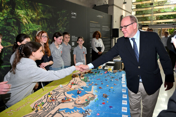 Exclusif - Le prince Albert II de Monaco, en cette journée mondiale des océans, le 8 juin 2024, est venu découvrir les différents ateliers installés dans la gare de Monaco, par l'association "Nous les Ambitieuses", qui a initié, dans sa mission jeunesse, depuis septembre 2023, un concours d'écriture et de dessins avec pour thème "Préserver nos ressources, Ambitions Citoyennes et Environnementales". Avec des participants dans le monde entier, aujourd'hui, ceux sont des jeunes de Menton, Monaco, Toulon, Nice et Fréjus qui sont venus animés cet espace dédié à la mer. Aujourd'hui l'association a dévoilé 50 lauréats qui seront rejoints par 50 anutrs qui seront annoncés en juin 2025, les 100 lauréats seront exposés en Principauté dès le 8 juin 2025, dans le cadre du sommet mondial de l'Océan qui se tiendra à Nice. Ce concours est ouvert par tranches d'âges, toutes les classes de français dans le monde peuvent y participer. Avec comme parrain le biologiste photographe Laurent Ballesta et comme directeur artistique l'artiste plasticien Ylan Anoufa, connu pour ses scuptures "Bear" de toutes tailles et taguées en fonction du message à faire passer et de l'inspiration de l'artiste. Pour l'occasion, il a offert à Monaco une sculpture qui a été inaugurée par le prince souverain et qui sera installé à ll'école FANB de Monaco jusqu'à la fin du concours. Le prince Albert II de Monaco est l'ambassadeur de cette action pour l'internationale © Bruno Bebert / Bestimage. 