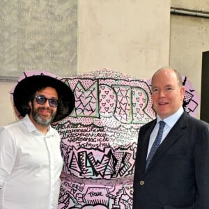 Exclusif - L'artiste Ylan Anoufa et le prince Albert II de Monaco - Le prince Albert II de Monaco, en cette journée mondiale des océans, le 8 juin 2024, est venu découvrir les différents ateliers installés dans la gare de Monaco, par l'association "Nous les Ambitieuses", qui a initié, dans sa mission jeunesse, depuis septembre 2023, un concours d'écriture et de dessins avec pour thème "Préserver nos ressources, Ambitions Citoyennes et Environnementales". Avec des participants dans le monde entier, aujourd'hui, ceux sont des jeunes de Menton, Monaco, Toulon, Nice et Fréjus qui sont venus animés cet espace dédié à la mer. Aujourd'hui l'association a dévoilé 50 lauréats qui seront rejoints par 50 anutrs qui seront annoncés en juin 2025, les 100 lauréats seront exposés en Principauté dès le 8 juin 2025, dans le cadre du sommet mondial de l'Océan qui se tiendra à Nice. Ce concours est ouvert par tranches d'âges, toutes les classes de français dans le monde peuvent y participer. Avec comme parrain le biologiste photographe Laurent Ballesta et comme directeur artistique l'artiste plasticien Ylan Anoufa, connu pour ses scuptures "Bear" de toutes tailles et taguées en fonction du message à faire passer et de l'inspiration de l'artiste. Pour l'occasion, il a offert à Monaco une sculpture qui a été inaugurée par le prince souverain et qui sera installé à ll'école FANB de Monaco jusqu'à la fin du concours. Le prince Albert II de Monaco est l'ambassadeur de cette action pour l'internationale © Bruno Bebert / Bestimage. 