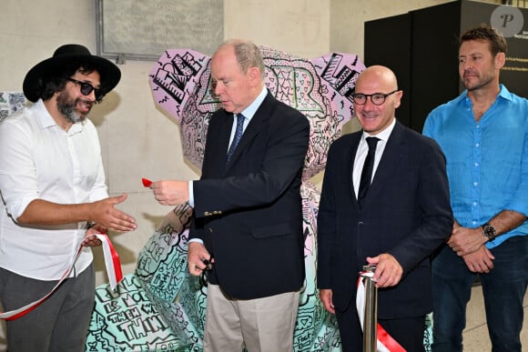 Exclusif - L'artiste sculpteur plasticien, Ylan Anoufa, le prince Albert II de Monaco, Fabrice Morénon, directeur de la concession monégasque et directeur général de SNCF Hubs & Connexions, et le parrain Laurent Ballesta - Le prince Albert II de Monaco, en cette journée mondiale des océans, le 8 juin 2024, est venu découvrir les différents ateliers installés dans la gare de Monaco, par l'association "Nous les Ambitieuses", qui a initié, dans sa mission jeunesse, depuis septembre 2023, un concours d'écriture et de dessins avec pour thème "Préserver nos ressources, Ambitions Citoyennes et Environnementales". Avec des participants dans le monde entier, aujourd'hui, ceux sont des jeunes de Menton, Monaco, Toulon, Nice et Fréjus qui sont venus animés cet espace dédié à la mer. Aujourd'hui l'association a dévoilé 50 lauréats qui seront rejoints par 50 anutrs qui seront annoncés en juin 2025, les 100 lauréats seront exposés en Principauté dès le 8 juin 2025, dans le cadre du sommet mondial de l'Océan qui se tiendra à Nice. Ce concours est ouvert par tranches d'âges, toutes les classes de français dans le monde peuvent y participer. Avec comme parrain le biologiste photographe Laurent Ballesta et comme directeur artistique l'artiste plasticien Ylan Anoufa, connu pour ses scuptures "Bear" de toutes tailles et taguées en fonction du message à faire passer et de l'inspiration de l'artiste. Pour l'occasion, il a offert à Monaco une sculpture qui a été inaugurée par le prince souverain et qui sera installé à ll'école FANB de Monaco jusqu'à la fin du concours. Le prince Albert II de Monaco est l'ambassadeur de cette action pour l'internationale © Bruno Bebert / Bestimage. 