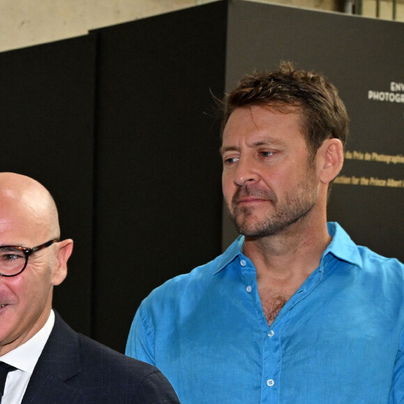 Exclusif - L'artiste sculpteur plasticien, Ylan Anoufa, le prince Albert II de Monaco, Fabrice Morénon, directeur de la concession monégasque et directeur général de SNCF Hubs & Connexions, et le parrain Laurent Ballesta - Le prince Albert II de Monaco, en cette journée mondiale des océans, le 8 juin 2024, est venu découvrir les différents ateliers installés dans la gare de Monaco, par l'association "Nous les Ambitieuses", qui a initié, dans sa mission jeunesse, depuis septembre 2023, un concours d'écriture et de dessins avec pour thème "Préserver nos ressources, Ambitions Citoyennes et Environnementales". Avec des participants dans le monde entier, aujourd'hui, ceux sont des jeunes de Menton, Monaco, Toulon, Nice et Fréjus qui sont venus animés cet espace dédié à la mer. Aujourd'hui l'association a dévoilé 50 lauréats qui seront rejoints par 50 anutrs qui seront annoncés en juin 2025, les 100 lauréats seront exposés en Principauté dès le 8 juin 2025, dans le cadre du sommet mondial de l'Océan qui se tiendra à Nice. Ce concours est ouvert par tranches d'âges, toutes les classes de français dans le monde peuvent y participer. Avec comme parrain le biologiste photographe Laurent Ballesta et comme directeur artistique l'artiste plasticien Ylan Anoufa, connu pour ses scuptures "Bear" de toutes tailles et taguées en fonction du message à faire passer et de l'inspiration de l'artiste. Pour l'occasion, il a offert à Monaco une sculpture qui a été inaugurée par le prince souverain et qui sera installé à ll'école FANB de Monaco jusqu'à la fin du concours. Le prince Albert II de Monaco est l'ambassadeur de cette action pour l'internationale © Bruno Bebert / Bestimage. 