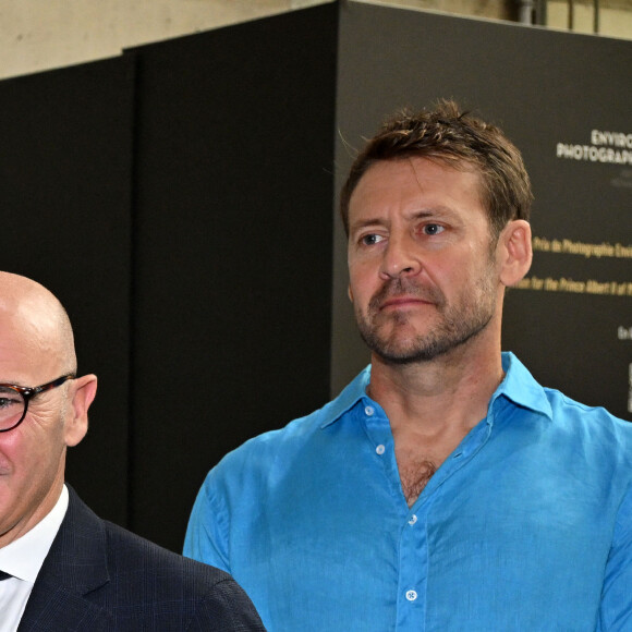 Exclusif - L'artiste sculpteur plasticien, Ylan Anoufa, le prince Albert II de Monaco, Fabrice Morénon, directeur de la concession monégasque et directeur général de SNCF Hubs & Connexions, et le parrain Laurent Ballesta - Le prince Albert II de Monaco, en cette journée mondiale des océans, le 8 juin 2024, est venu découvrir les différents ateliers installés dans la gare de Monaco, par l'association "Nous les Ambitieuses", qui a initié, dans sa mission jeunesse, depuis septembre 2023, un concours d'écriture et de dessins avec pour thème "Préserver nos ressources, Ambitions Citoyennes et Environnementales". Avec des participants dans le monde entier, aujourd'hui, ceux sont des jeunes de Menton, Monaco, Toulon, Nice et Fréjus qui sont venus animés cet espace dédié à la mer. Aujourd'hui l'association a dévoilé 50 lauréats qui seront rejoints par 50 anutrs qui seront annoncés en juin 2025, les 100 lauréats seront exposés en Principauté dès le 8 juin 2025, dans le cadre du sommet mondial de l'Océan qui se tiendra à Nice. Ce concours est ouvert par tranches d'âges, toutes les classes de français dans le monde peuvent y participer. Avec comme parrain le biologiste photographe Laurent Ballesta et comme directeur artistique l'artiste plasticien Ylan Anoufa, connu pour ses scuptures "Bear" de toutes tailles et taguées en fonction du message à faire passer et de l'inspiration de l'artiste. Pour l'occasion, il a offert à Monaco une sculpture qui a été inaugurée par le prince souverain et qui sera installé à ll'école FANB de Monaco jusqu'à la fin du concours. Le prince Albert II de Monaco est l'ambassadeur de cette action pour l'internationale © Bruno Bebert / Bestimage. 