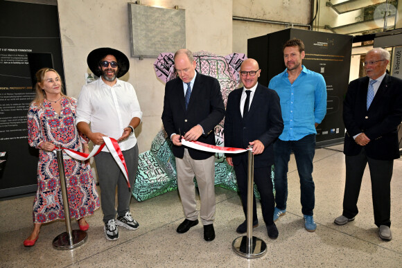 Exclusif - Virginie Atlan, la fondatrice et présidente de l'association, l'artiste sculpteur plasticien, Ylan Anoufa, le prince Albert II de Monaco, Fabrice Morénon, directeur de la concession monégasque et directeur général de SNCF Hubs & Connexions, le parrain Laurent Ballesta et Bernard Fautrier, le vice-président et administrateur délégué de la Fondation prince Albert II de Monaco et ministre plénipotentiaire chargé de missions auprès du ministère d'État pour les questions liées au développement durable - Le prince Albert II de Monaco, en cette journée mondiale des océans, le 8 juin 2024, est venu découvrir les différents ateliers installés dans la gare de Monaco, par l'association "Nous les Ambitieuses", qui a initié, dans sa mission jeunesse, depuis septembre 2023, un concours d'écriture et de dessins avec pour thème "Préserver nos ressources, Ambitions Citoyennes et Environnementales". Avec des participants dans le monde entier, aujourd'hui, ceux sont des jeunes de Menton, Monaco, Toulon, Nice et Fréjus qui sont venus animés cet espace dédié à la mer. Aujourd'hui l'association a dévoilé 50 lauréats qui seront rejoints par 50 anutrs qui seront annoncés en juin 2025, les 100 lauréats seront exposés en Principauté dès le 8 juin 2025, dans le cadre du sommet mondial de l'Océan qui se tiendra à Nice. Ce concours est ouvert par tranches d'âges, toutes les classes de français dans le monde peuvent y participer. Avec comme parrain le biologiste photographe Laurent Ballesta et comme directeur artistique l'artiste plasticien Ylan Anoufa, connu pour ses scuptures "Bear" de toutes tailles et taguées en fonction du message à faire passer et de l'inspiration de l'artiste. Pour l'occasion, il a offert à Monaco une sculpture qui a été inaugurée par le prince souverain et qui sera installé à ll'école FANB de Monaco jusqu'à la fin du concours. Le prince Albert II de Monaco est l'ambassadeur de cette action pour l'internationale © Bruno Bebert / Bestimage. 