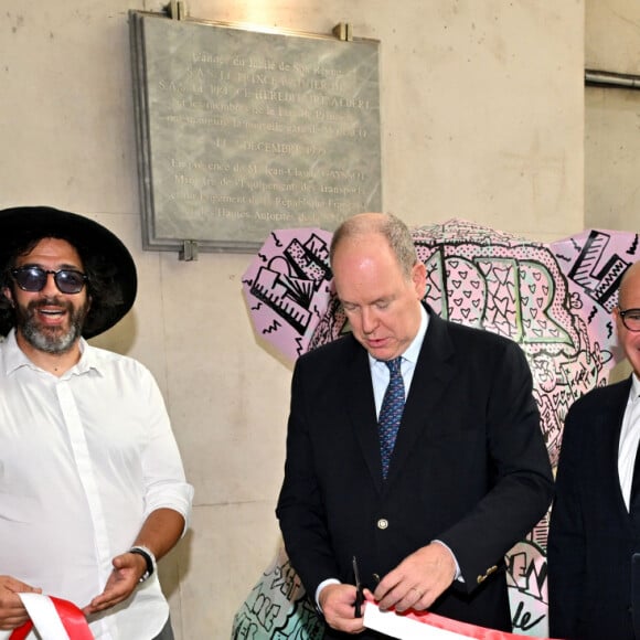 Exclusif - Virginie Atlan, la fondatrice et présidente de l'association, l'artiste sculpteur plasticien, Ylan Anoufa, le prince Albert II de Monaco, Fabrice Morénon, directeur de la concession monégasque et directeur général de SNCF Hubs & Connexions, le parrain Laurent Ballesta et Bernard Fautrier, le vice-président et administrateur délégué de la Fondation prince Albert II de Monaco et ministre plénipotentiaire chargé de missions auprès du ministère d'État pour les questions liées au développement durable - Le prince Albert II de Monaco, en cette journée mondiale des océans, le 8 juin 2024, est venu découvrir les différents ateliers installés dans la gare de Monaco, par l'association "Nous les Ambitieuses", qui a initié, dans sa mission jeunesse, depuis septembre 2023, un concours d'écriture et de dessins avec pour thème "Préserver nos ressources, Ambitions Citoyennes et Environnementales". Avec des participants dans le monde entier, aujourd'hui, ceux sont des jeunes de Menton, Monaco, Toulon, Nice et Fréjus qui sont venus animés cet espace dédié à la mer. Aujourd'hui l'association a dévoilé 50 lauréats qui seront rejoints par 50 anutrs qui seront annoncés en juin 2025, les 100 lauréats seront exposés en Principauté dès le 8 juin 2025, dans le cadre du sommet mondial de l'Océan qui se tiendra à Nice. Ce concours est ouvert par tranches d'âges, toutes les classes de français dans le monde peuvent y participer. Avec comme parrain le biologiste photographe Laurent Ballesta et comme directeur artistique l'artiste plasticien Ylan Anoufa, connu pour ses scuptures "Bear" de toutes tailles et taguées en fonction du message à faire passer et de l'inspiration de l'artiste. Pour l'occasion, il a offert à Monaco une sculpture qui a été inaugurée par le prince souverain et qui sera installé à ll'école FANB de Monaco jusqu'à la fin du concours. Le prince Albert II de Monaco est l'ambassadeur de cette action pour l'internationale © Bruno Bebert / Bestimage. 