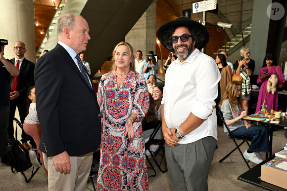 Exclusif - Le prince Albert II de Monaco, Virginie Atlan, la fondatrice et présidente de l'association, et l'artiste sculpteur plasticien, Ylan Anoufa - Le prince Albert II de Monaco, en cette journée mondiale des océans, le 8 juin 2024, est venu découvrir les différents ateliers installés dans la gare de Monaco, par l'association "Nous les Ambitieuses", qui a initié, dans sa mission jeunesse, depuis septembre 2023, un concours d'écriture et de dessins avec pour thème "Préserver nos ressources, Ambitions Citoyennes et Environnementales". Avec des participants dans le monde entier, aujourd'hui, ceux sont des jeunes de Menton, Monaco, Toulon, Nice et Fréjus qui sont venus animés cet espace dédié à la mer. Aujourd'hui l'association a dévoilé 50 lauréats qui seront rejoints par 50 anutrs qui seront annoncés en juin 2025, les 100 lauréats seront exposés en Principauté dès le 8 juin 2025, dans le cadre du sommet mondial de l'Océan qui se tiendra à Nice. Ce concours est ouvert par tranches d'âges, toutes les classes de français dans le monde peuvent y participer. Avec comme parrain le biologiste photographe Laurent Ballesta et comme directeur artistique l'artiste plasticien Ylan Anoufa, connu pour ses scuptures "Bear" de toutes tailles et taguées en fonction du message à faire passer et de l'inspiration de l'artiste. Pour l'occasion, il a offert à Monaco une sculpture qui a été inaugurée par le prince souverain et qui sera installé à ll'école FANB de Monaco jusqu'à la fin du concours. Le prince Albert II de Monaco est l'ambassadeur de cette action pour l'internationale © Bruno Bebert / Bestimage. 