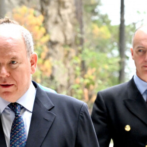 Exclusif - Virginie Atlan, la fondatrice et présidente de l'association, et le prince Albert II de Monaco - Le prince Albert II de Monaco, en cette journée mondiale des océans, le 8 juin 2024, est venu découvrir les différents ateliers installés dans la gare de Monaco, par l'association "Nous les Ambitieuses", qui a initié, dans sa mission jeunesse, depuis septembre 2023, un concours d'écriture et de dessins avec pour thème "Préserver nos ressources, Ambitions Citoyennes et Environnementales". Avec des participants dans le monde entier, aujourd'hui, ceux sont des jeunes de Menton, Monaco, Toulon, Nice et Fréjus qui sont venus animés cet espace dédié à la mer. Aujourd'hui l'association a dévoilé 50 lauréats qui seront rejoints par 50 anutrs qui seront annoncés en juin 2025, les 100 lauréats seront exposés en Principauté dès le 8 juin 2025, dans le cadre du sommet mondial de l'Océan qui se tiendra à Nice. Ce concours est ouvert par tranches d'âges, toutes les classes de français dans le monde peuvent y participer. Avec comme parrain le biologiste photographe Laurent Ballesta et comme directeur artistique l'artiste plasticien Ylan Anoufa, connu pour ses scuptures "Bear" de toutes tailles et taguées en fonction du message à faire passer et de l'inspiration de l'artiste. Pour l'occasion, il a offert à Monaco une sculpture qui a été inaugurée par le prince souverain et qui sera installé à ll'école FANB de Monaco jusqu'à la fin du concours. Le prince Albert II de Monaco est l'ambassadeur de cette action pour l'internationale © Bruno Bebert / Bestimage. 