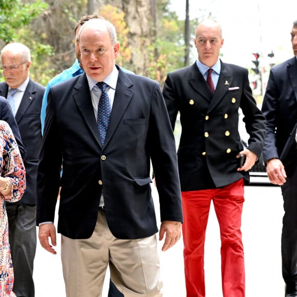 Exclusif - Virginie Atlan, la fondatrice et présidente de l'association, et le prince Albert II de Monaco - Le prince Albert II de Monaco, en cette journée mondiale des océans, le 8 juin 2024, est venu découvrir les différents ateliers installés dans la gare de Monaco, par l'association "Nous les Ambitieuses", qui a initié, dans sa mission jeunesse, depuis septembre 2023, un concours d'écriture et de dessins avec pour thème "Préserver nos ressources, Ambitions Citoyennes et Environnementales". Avec des participants dans le monde entier, aujourd'hui, ceux sont des jeunes de Menton, Monaco, Toulon, Nice et Fréjus qui sont venus animés cet espace dédié à la mer. Aujourd'hui l'association a dévoilé 50 lauréats qui seront rejoints par 50 anutrs qui seront annoncés en juin 2025, les 100 lauréats seront exposés en Principauté dès le 8 juin 2025, dans le cadre du sommet mondial de l'Océan qui se tiendra à Nice. Ce concours est ouvert par tranches d'âges, toutes les classes de français dans le monde peuvent y participer. Avec comme parrain le biologiste photographe Laurent Ballesta et comme directeur artistique l'artiste plasticien Ylan Anoufa, connu pour ses scuptures "Bear" de toutes tailles et taguées en fonction du message à faire passer et de l'inspiration de l'artiste. Pour l'occasion, il a offert à Monaco une sculpture qui a été inaugurée par le prince souverain et qui sera installé à ll'école FANB de Monaco jusqu'à la fin du concours. Le prince Albert II de Monaco est l'ambassadeur de cette action pour l'internationale © Bruno Bebert / Bestimage. 