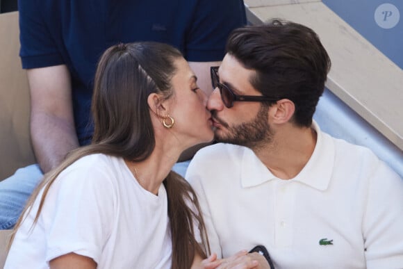 Bientôt un troisième ? 
Pierre Niney et sa compagne Natasha Andrews - Célébrités dans les tribunes de la finale homme des Internationaux de France de tennis de Roland Garros. © Jacovides-Moreau/Bestimage 