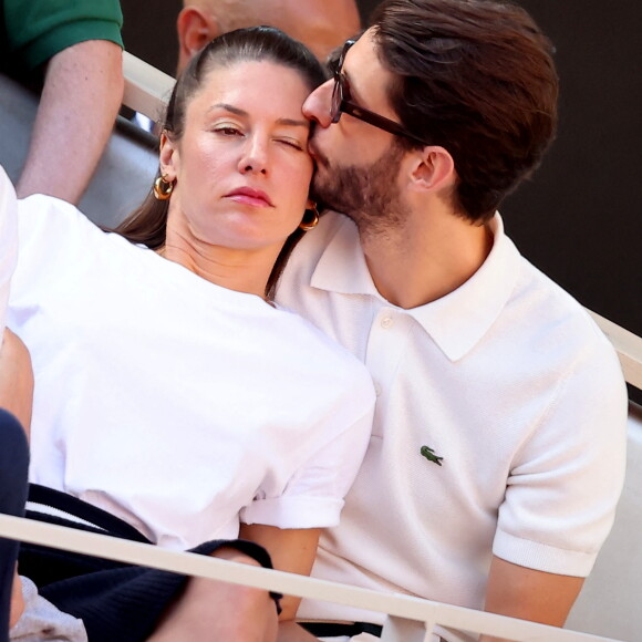 Car elle est "très famille".
Pierre Niney et sa compagne Natasha Andrews - Célébrités dans les tribunes de la finale homme des Internationaux de France de tennis de Roland Garros 2024 à Paris le 9 juin 2024. © Jacovides-Moreau/Bestimage 