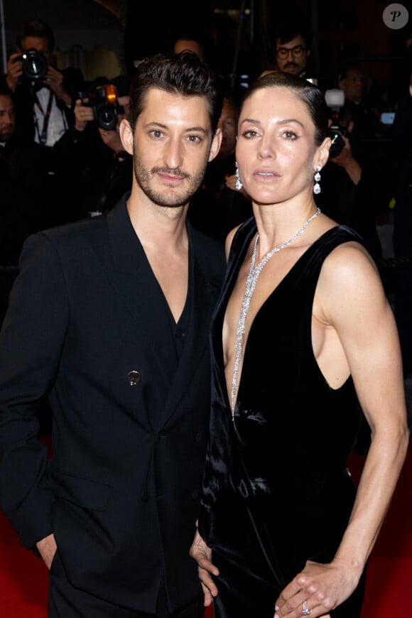 
Pierre Niney et sa compagne Natasha Andrews - Descente des marches du film " Le comte de Monte-Cristo " lors du 77ème Festival International du Film de Cannes, au Palais des Festivals à Cannes. Le 22 mai 2024 © Jacovides-Moreau / Bestimage