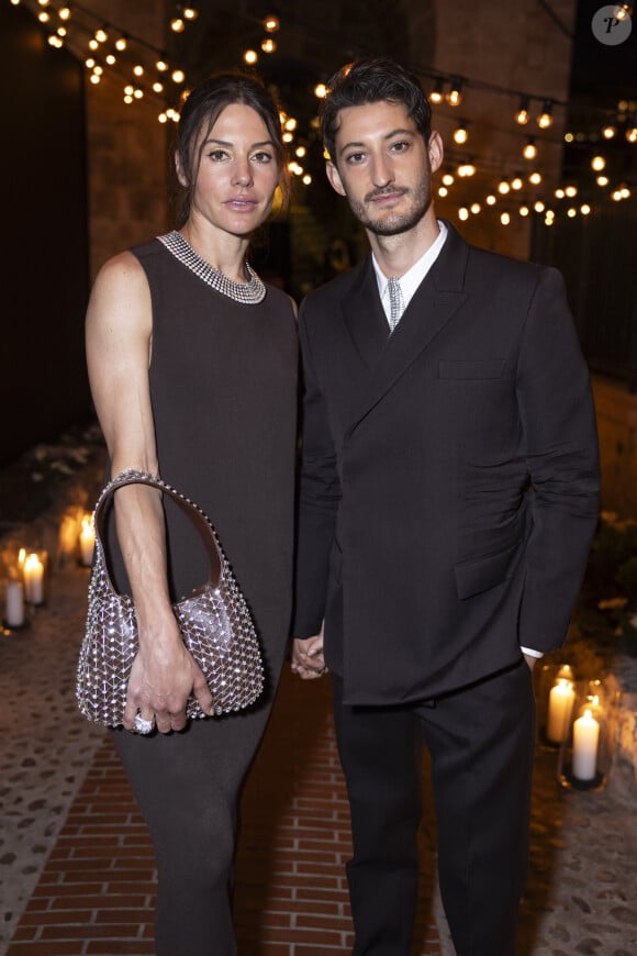 Natasha Andrews et son compagnon Pierre Niney - Personnalités au dîner "Women in Motion" par le groupe Kering, Place de la Castre, lors du 77ème Festival International du Film de Cannes. Le 19 mai 2024 © Olivier Borde / Bestimage