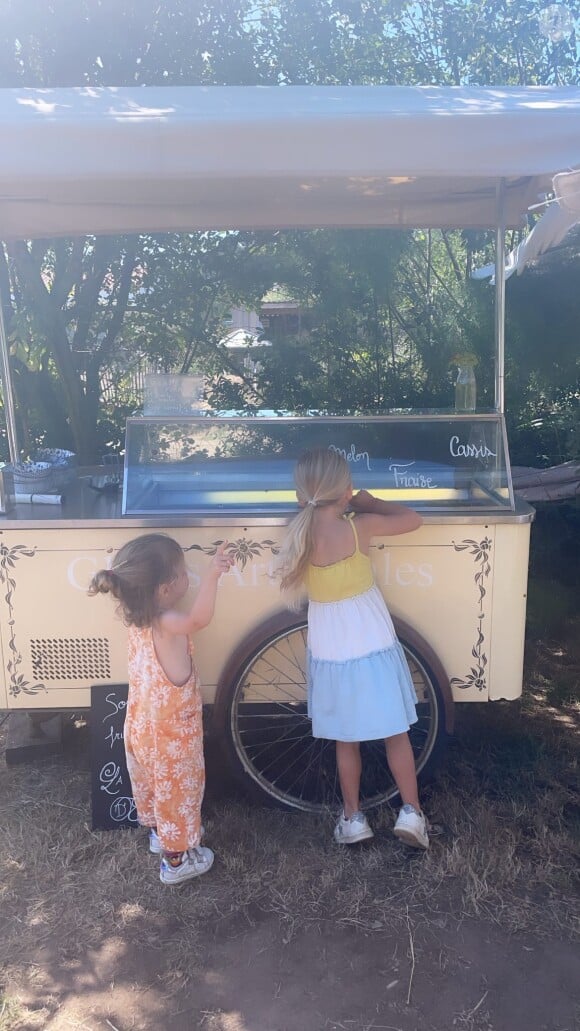 Lola et Billie, les filles de Pierre Niney et Natasha Andrews en vacances, sur Instagram le 16 août 2021.