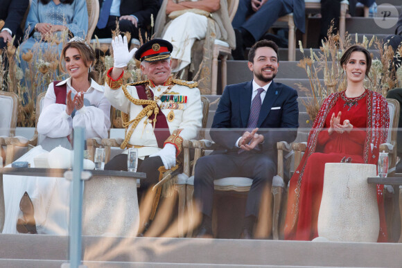 Elle est apparue dans une superbe robe rouge mettant en avant son baby-bump.
Le roi Abdalllah II, la reine Rania, le Prince Hussein et Rajwa de Jordanie, le 9 juin 2024. Balkis Press/ABACAPRESS.COM