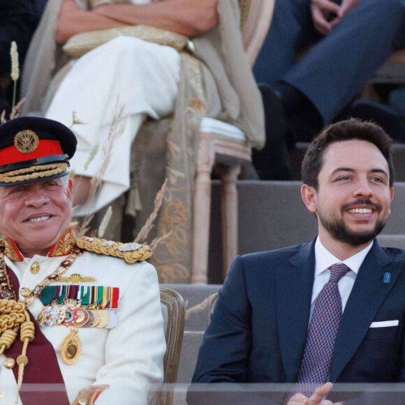 Elle est apparue dans une superbe robe rouge mettant en avant son baby-bump.
Le roi Abdalllah II, la reine Rania, le Prince Hussein et Rajwa de Jordanie, le 9 juin 2024. Balkis Press/ABACAPRESS.COM