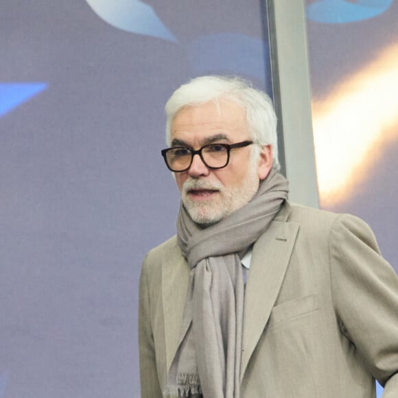 Pascal Praud et sa compagne Catherine dans les tribunes du match de football de la Coupe de France "Nantes vs Toulouse" au Stade de France à Paris. Le 29 avril 2023 © Cyril Moreau / Bestimage  