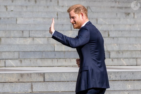 Le prince Harry, duc de Sussex arrive à la célébration du 10ème anniversaire des Invictus Games, en la cathédrale Saint-Paul à Londres, le 8 mai 2024. Venu sans sa femme et ses enfants, il ne rencontrera pas son père qui lutte actuellement contre un cancer. © MISC/Backgrid USA/Bestimage 