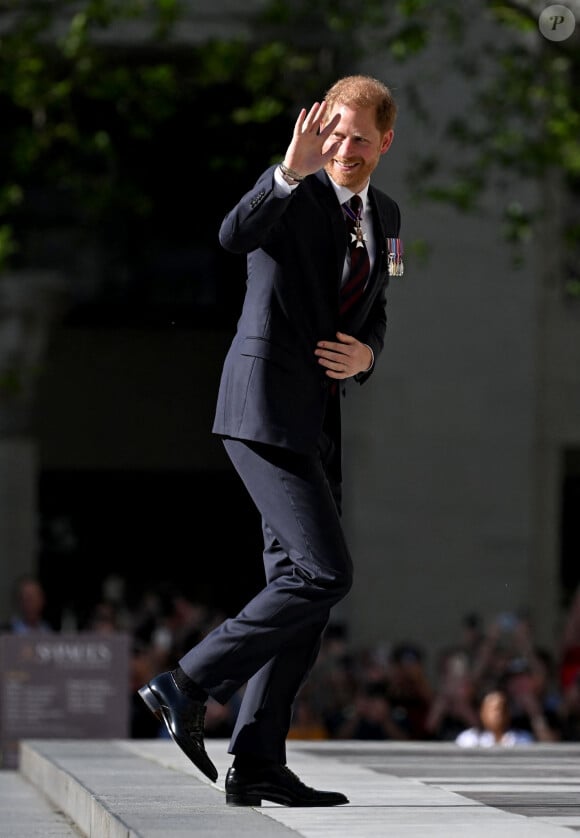 Pour profiter de sa famille et de ses amis britanniques quand il y est de retour
Le prince Harry, duc de Sussex arrive à la célébration du 10ème anniversaire des Invictus Games, en la cathédrale Saint-Paul à Londres, le 8 mai 2024. Venu sans sa femme et ses enfants, il ne rencontrera pas son père qui lutte actuellement contre un cancer. © Zahu/Backgrid UK/Bestimage 