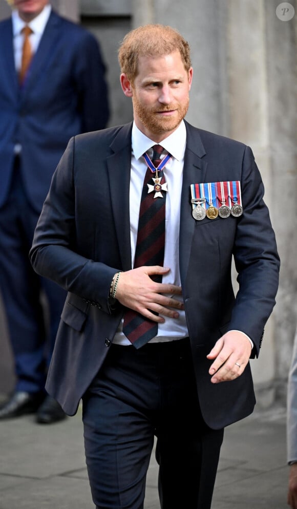 Le prince Harry, duc de Sussex arrive à la célébration du 10ème anniversaire des Invictus Games, en la cathédrale Saint-Paul à Londres, le 8 mai 2024. Venu sans sa femme et ses enfants, il ne rencontrera pas son père qui lutte actuellement contre un cancer. © Zahu/Backgrid UK/Bestimage 