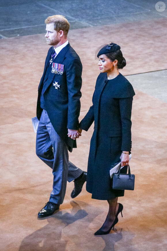 En refusant de revenir à Londres, Meghan se protègerait des attaques qui la viseront
Le prince Harry et Meghan Markle - Procession cérémonielle du cercueil de la reine Elisabeth II du palais de Buckingham à Westminster Hall à Londres le 14 septembre 2022. © Photoshot / Panoramic / Bestimage 