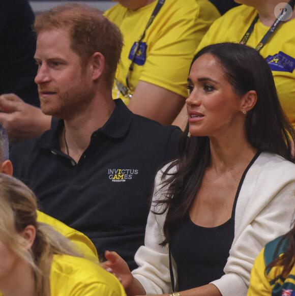 Le prince Harry, duc de Sussex et Meghan Markle, duchesse de Sussex, assistent au match de basket-ball en fauteuil roulant à la Merkur Spiel-Arena lors des Jeux Invictus à Düsseldorf (Allemagne), le 13 septembre 2023. 