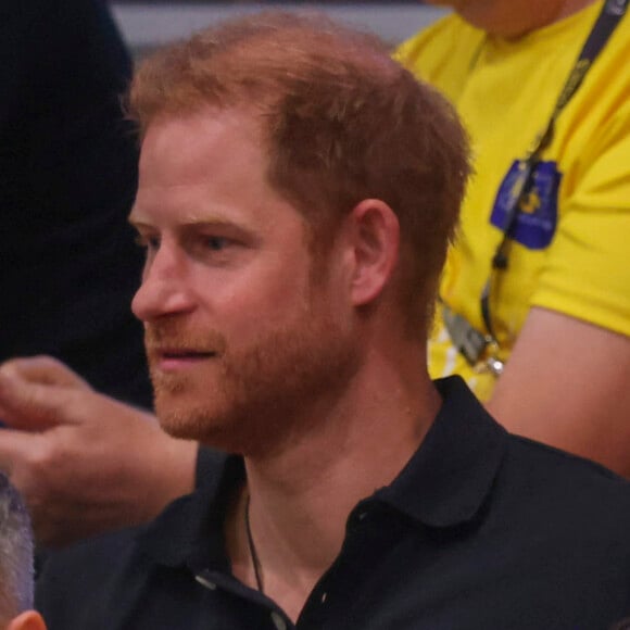 Le prince Harry, duc de Sussex et Meghan Markle, duchesse de Sussex, assistent au match de basket-ball en fauteuil roulant à la Merkur Spiel-Arena lors des Jeux Invictus à Düsseldorf (Allemagne), le 13 septembre 2023. 