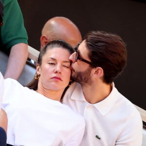 Pierre Niney et sa compagne Natasha Andrews - Célébrités dans les tribunes de la finale homme des Internationaux de France de tennis de Roland Garros 2024 à Paris le 9 juin 2024. © Jacovides-Moreau/Bestimage