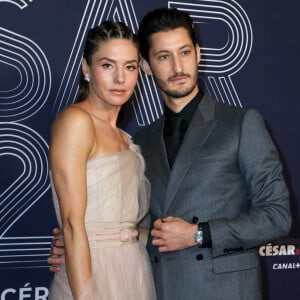 Pierre Niney et Natasha Andrews, la mère de ses enfants, filent le parfait amour ensemble.
Pierre Niney (habillé en Dior Homme et montre Montblanc) et sa compagne Natasha Andrews (habillée en Dior et bijoux Van Cleef & Arpels) - Photocall, cérémonie des César à l'Olympia à Paris. © Borde-Jacovides/Bestimage