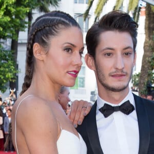 Pierre Niney (montre Montblanc Meisterstuck Heritage calendrier perpétuel) et sa compagne Natasha Andrews - Montée des marches du film " How To Train Your Dragon 2" lors du Festival du film de Cannes – Cannes.