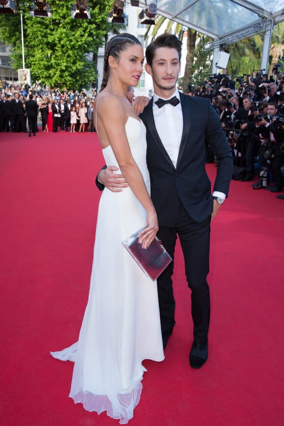 Pierre Niney (montre Montblanc Meisterstuck Heritage calendrier perpétuel) et sa compagne Natasha Andrews - Montée des marches du film " How To Train Your Dragon 2" lors du Festival du film de Cannes – Cannes.