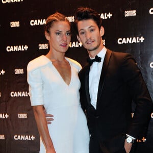 Pierre Niney (montre Montblanc Meisterstuck Heritage calendrier perpétuel) et sa compagne Natasha Andrews - Soirée Canal+ au Park à Mougins à l'occasion du 67ème festival du film de Cannes, le 16 mai 2014. 