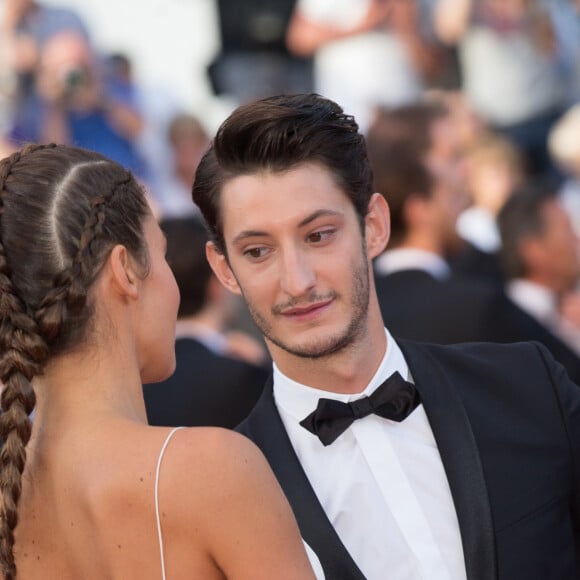 Pierre Niney et sa compagne Natasha Andrews - Montée des marches du film " How To Train Your Dragon 2" lors du 67 ème Festival du film de Cannes – Cannes le 16 mai 2014. 